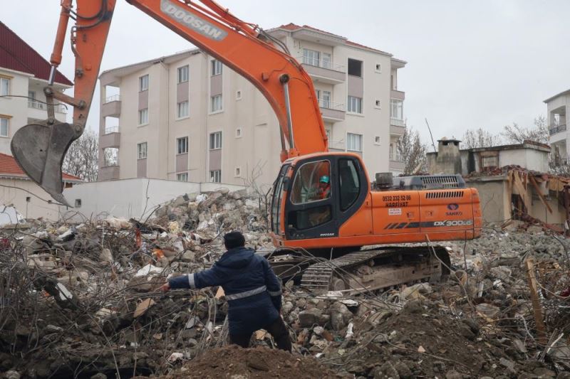 Atölyesinin enkazından çıkartmaya çalıştığı malzemelerle yeniden iş başı yapmak istiyor