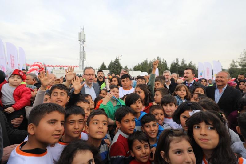 Bakan Kasapoğlu, depremzede çocuklarla tenis oynadı