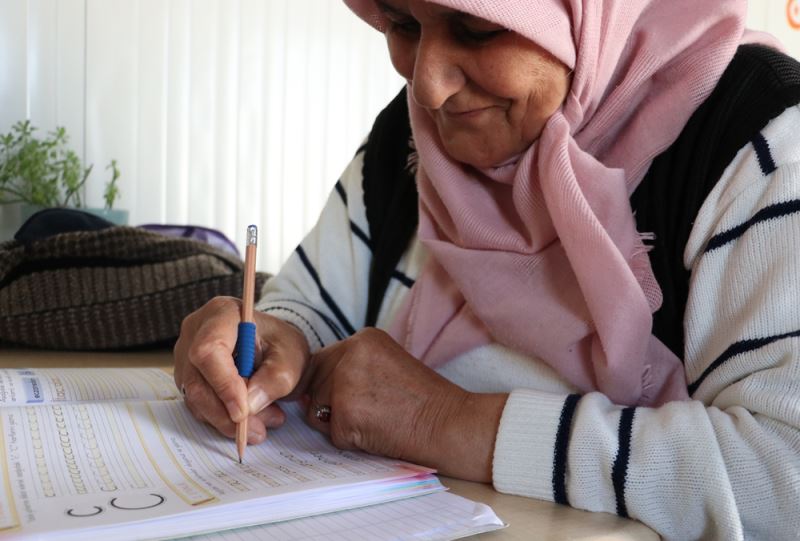Enkazdan çıkarılan yaşlı kadın konteyner kentte okuma yazma öğrendi