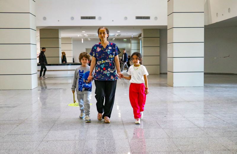 Hastanede oluşturulan kreşte depremzede sağlık personelinin çocukları eğitim görüyor