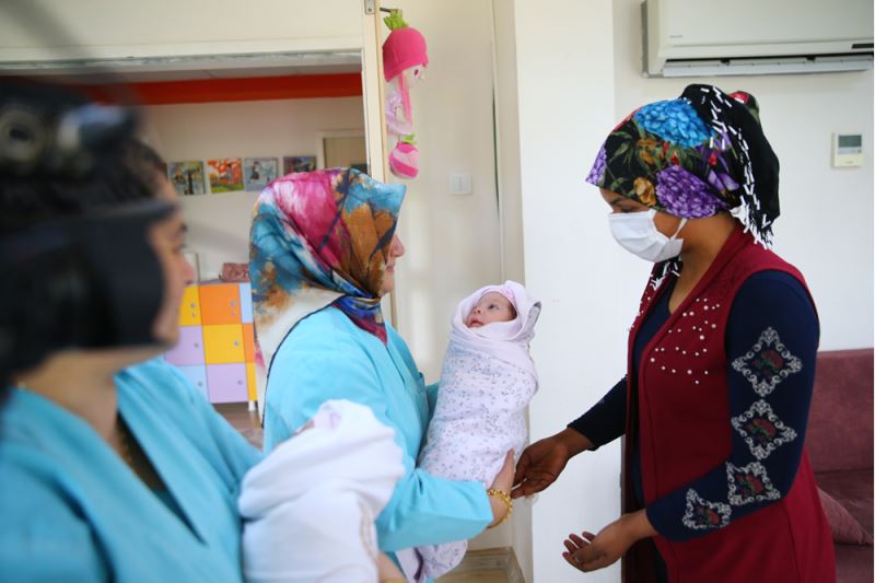 Depreme hamileyken yakalanan anne, doğum sonrası korumaya alınan ikizleriyle buluştu 