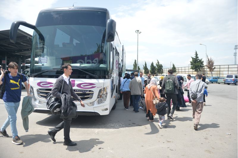 Depremler nedeniyle şehir dışına çıkan Kahramanmaraşlılar seçim için kente dönüyor