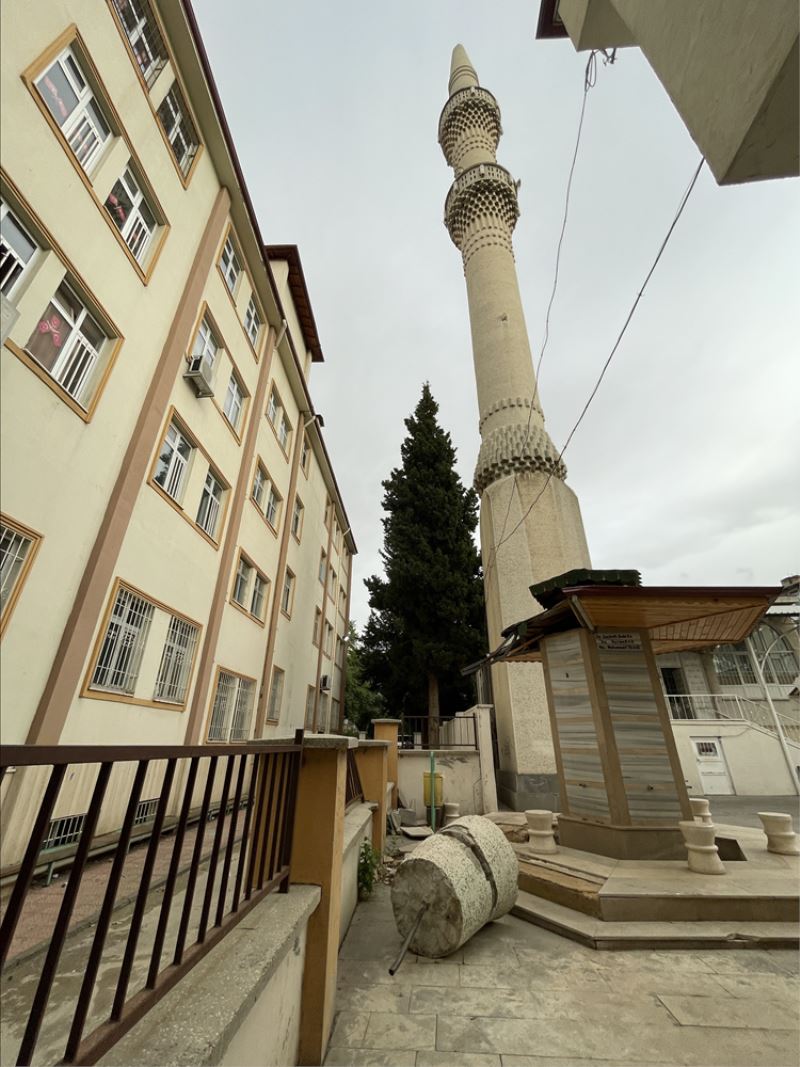 Depremde hasar alan cami için onarım talebi 