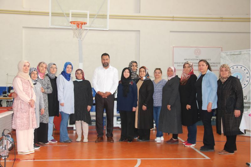 Gönüllü usta öğreticiler depremzedeler için mesai yapıyor