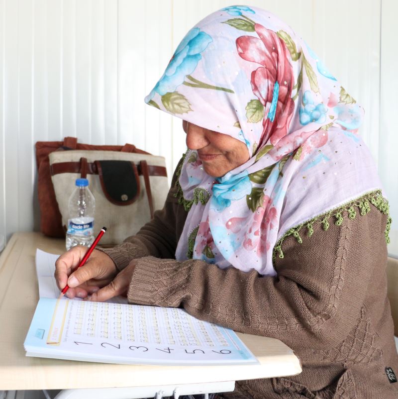 Konteynerde yaşayan kadınlar ilk kez okuma yazma ve Kur