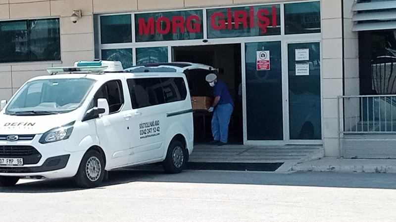 Servis aracının çarptığı Rus turist yaşamını yitirdi
