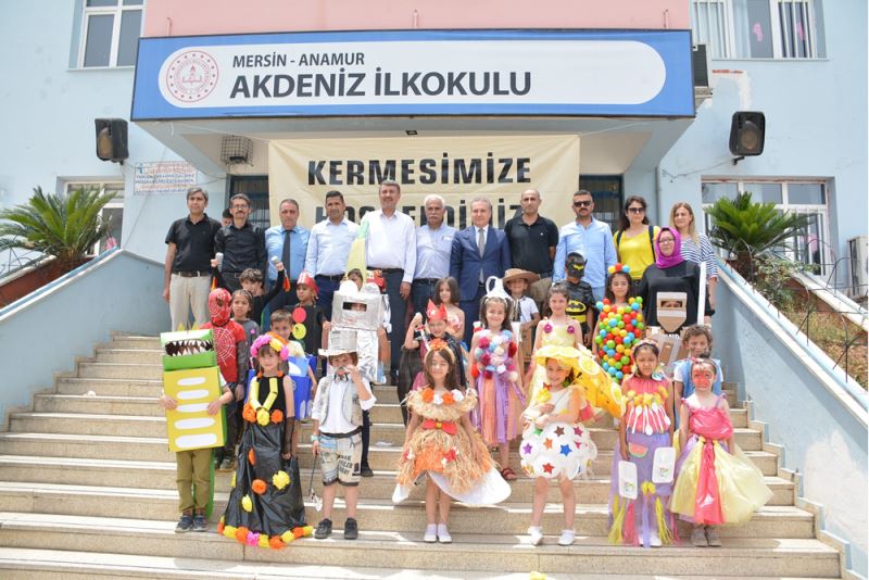 Öğrenciler atık malzemelerden kostüm tasarladı