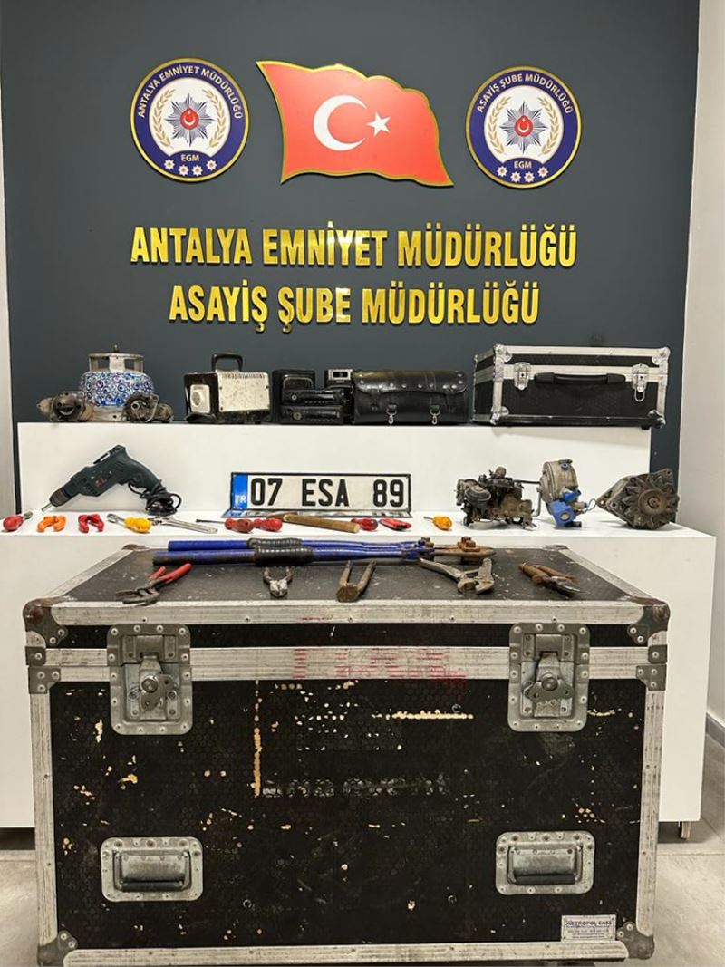 Otomobillerden hırsızlık yaptıkları gerekçesiyle 2 şüpheli tutuklandı