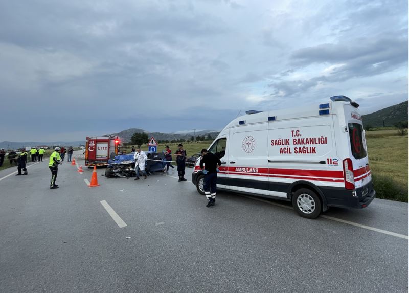 İki otomobilin çarpıştığı kazada 5 kişi öldü, 5 kişi yaralandı