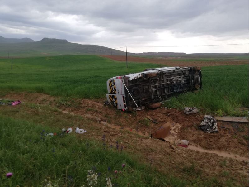 Minibüs devrildi,13 yaralı