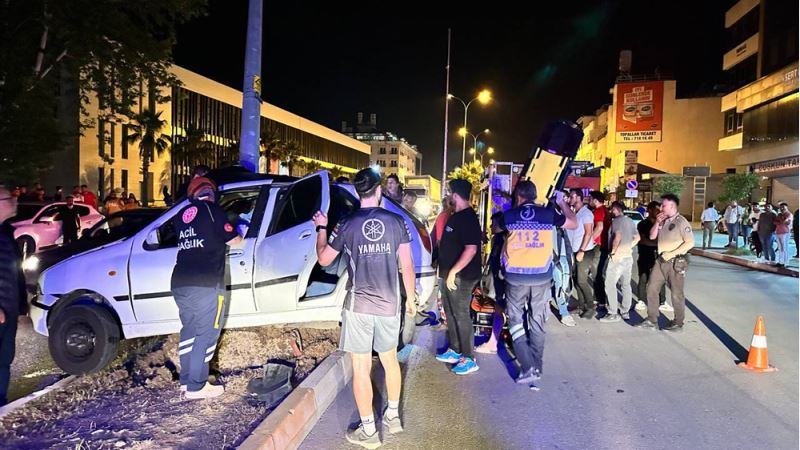 Elektrik direğine çarpan otomobilin sürücüsü ağır yaralandı