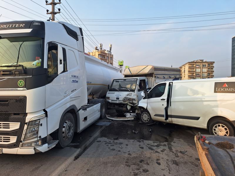 Zincirleme trafik kazasında 11 kişi yaralandı