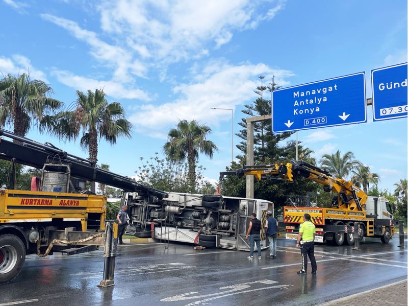 Otel çalışanlarını taşıyan midibüsün devrildiği kazada 13 kişi yaralandı