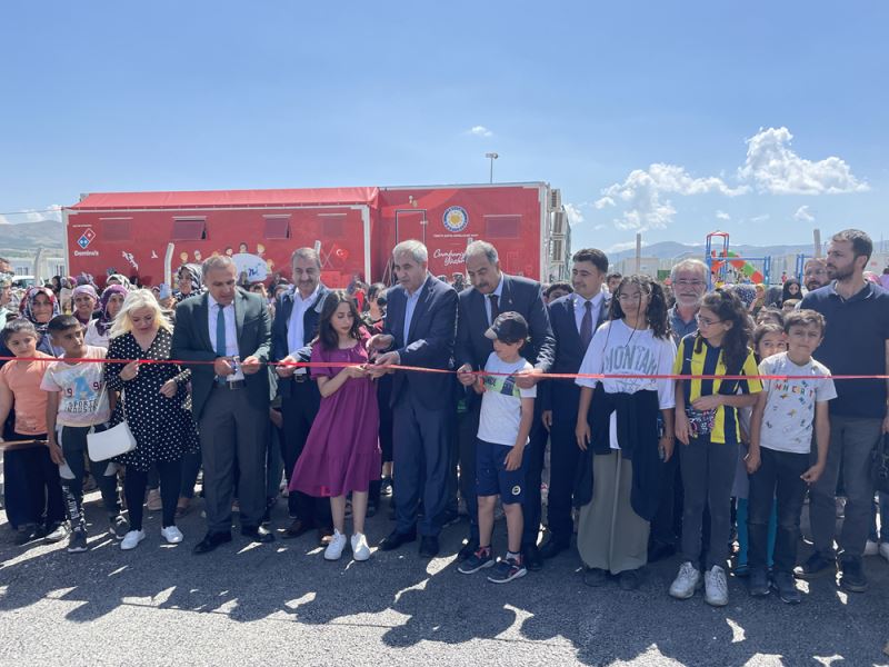 Lise öğrencisi yaşadığı konteyner kentte resim sergisi açtı