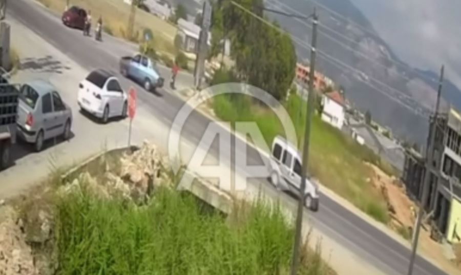 Otomobil ile motosiklet çarpıştı, 1 kişi öldü, 2 kişi yaralandı