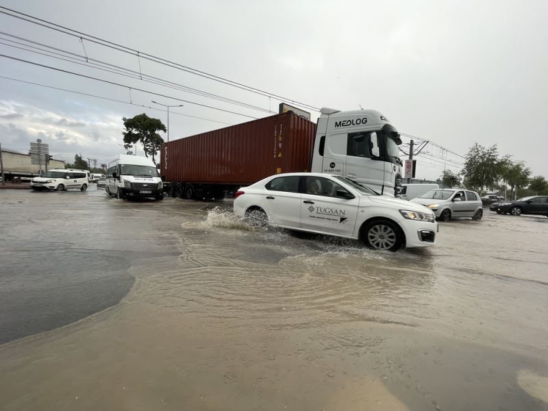 İstinat duvarının yıkılması sonucu 4 araç hasar gördü