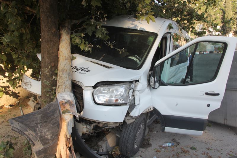 Freni arızalanan kamyonun çarptığı minibüsteki 3 asker yaralandı