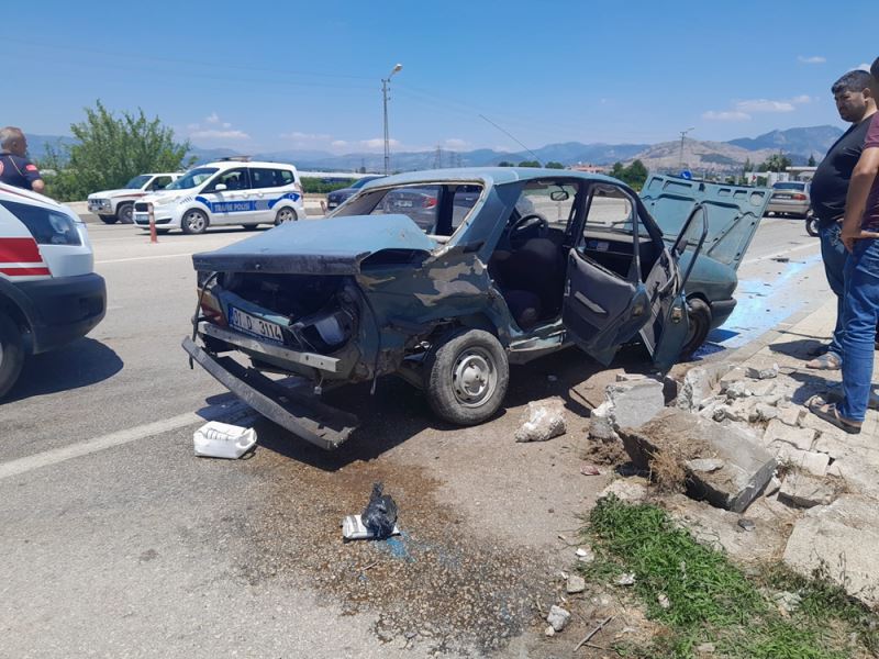 İki otomobilin çarpıştığı kazada 1 kişi öldü, 2 kişi yaralandı