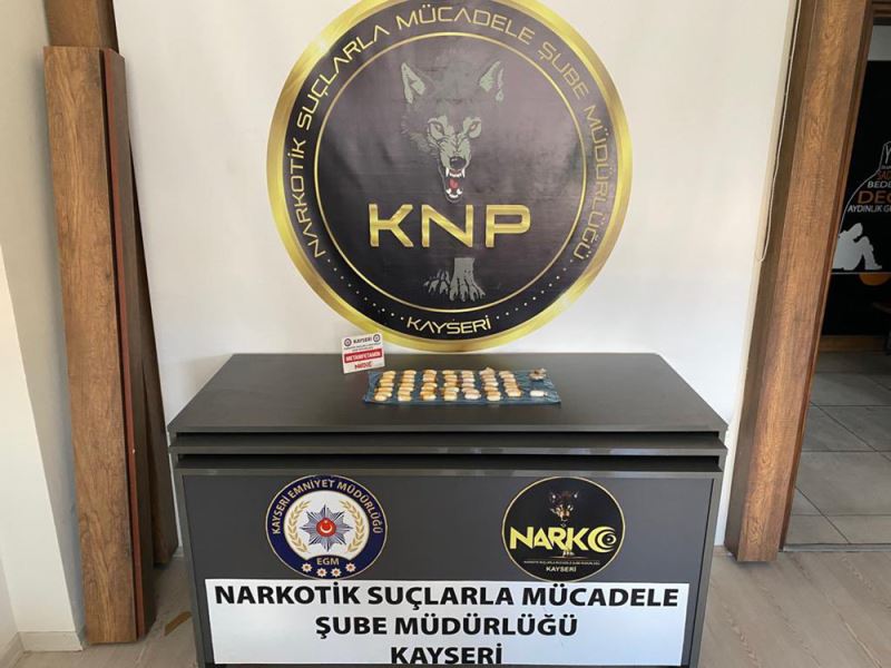 Yakalanan 2 şüphelinin midesinden metamfetamin kapsülleri çıktı