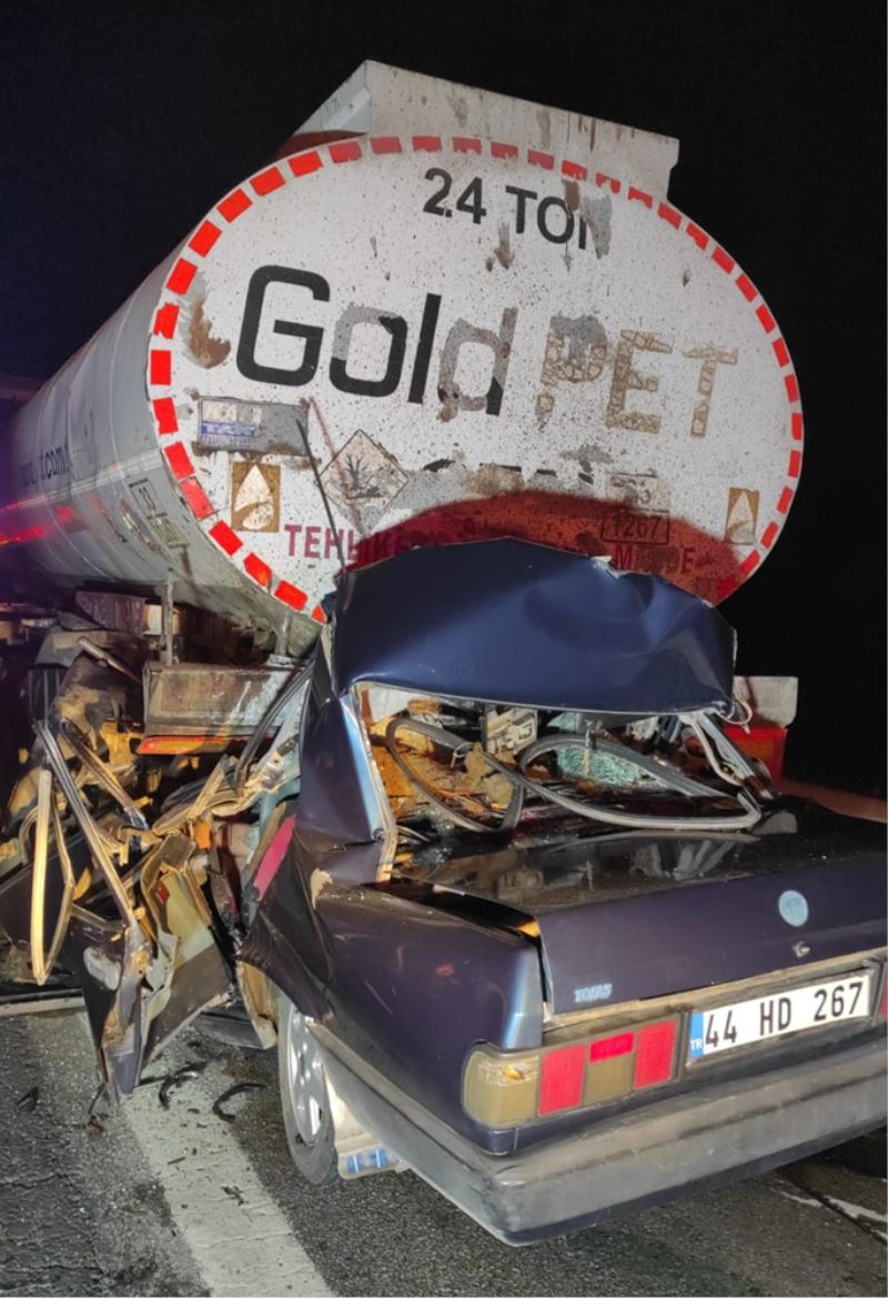 Park halindeki tankere çarpan otomobildeki 3 kişi öldü