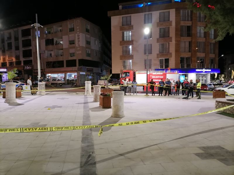 Bir kişi, kız kardeşi ile arkadaşını bıçakla yaraladı 