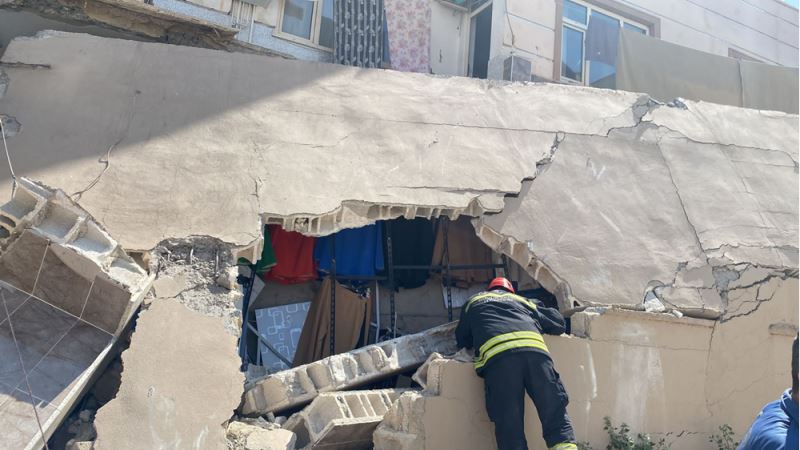 2 katlı binanın duvarı çöktü, 4 kişi yaralandı