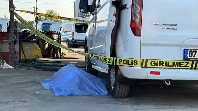 Bir kişi aracının yanında ölü bulundu