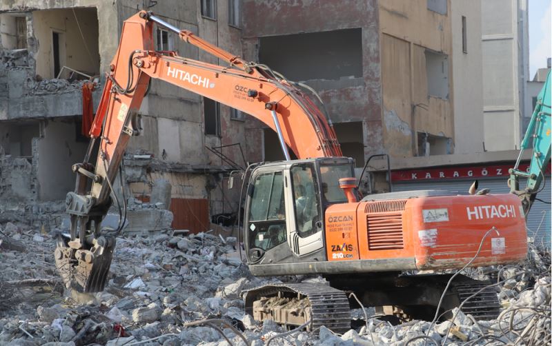 Ağır hasarlı binaların yıkımının sürdüğü Hatay