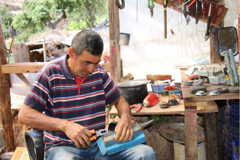 Atık malzemelerden oyuncak traktör yapıyor