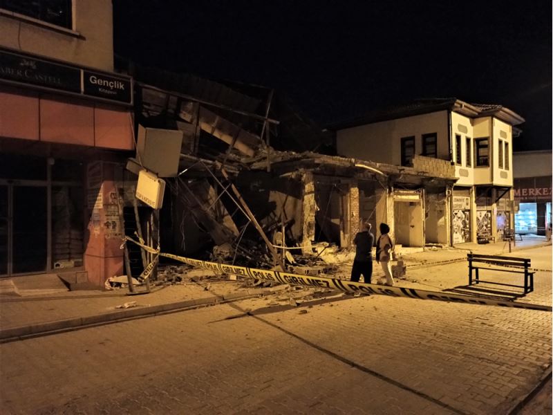 Ağır hasarlı iki katlı bina kendiliğinden çöktü