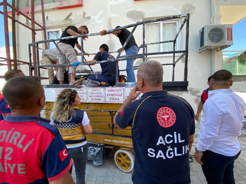 İskelede asılı kalan işçiyi itfaiye kurtardı