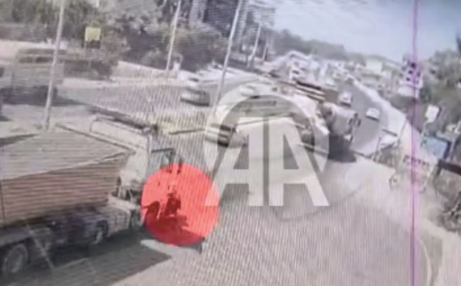 Tırın çarparak altına aldığı motosikletin sürücüsü öldü, eşi yaralandı