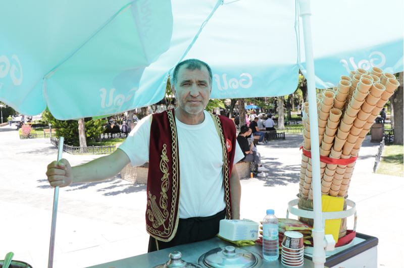 Kahramanmaraşlı depremzede dondurma tezgahını Kayseri