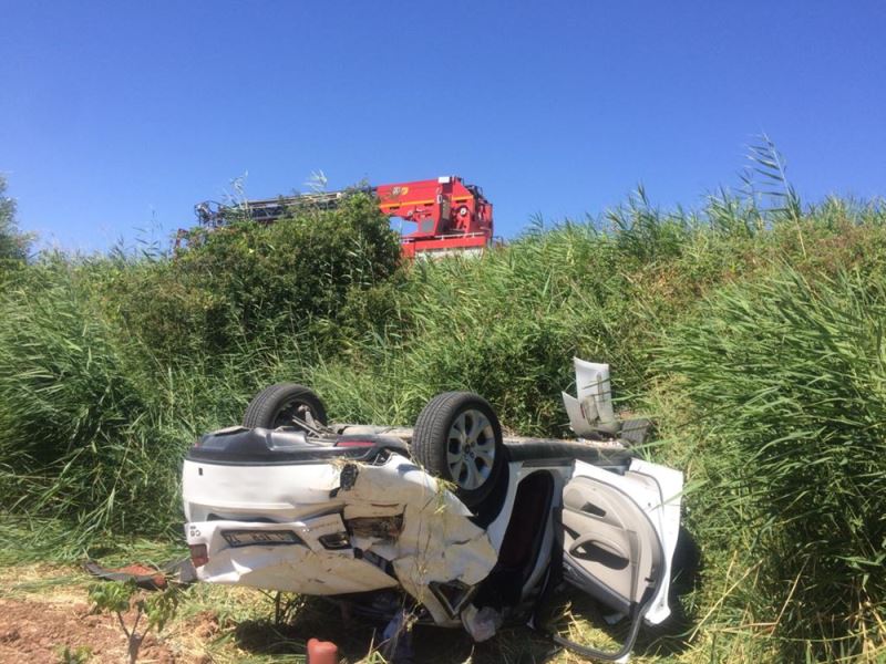 Şarampole devrilen otomobildeki 1 kişi öldü, 2 kişi yaralandı