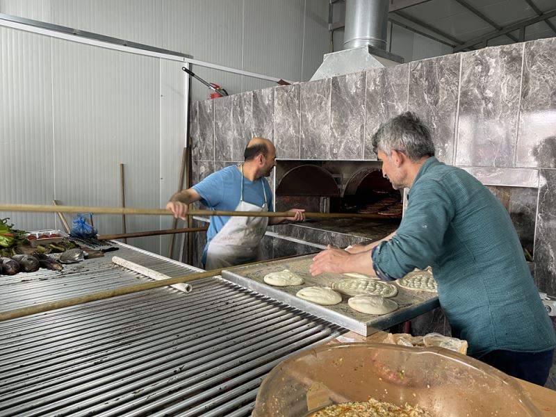 Depremde iş yerleri yıkılan 3 fırıncı ekmek teknelerini tek çatı altında topladı