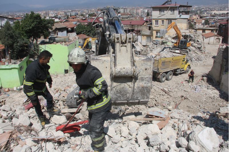 Enkaz arasındaki bir evde çıkan yangın söndürüldü