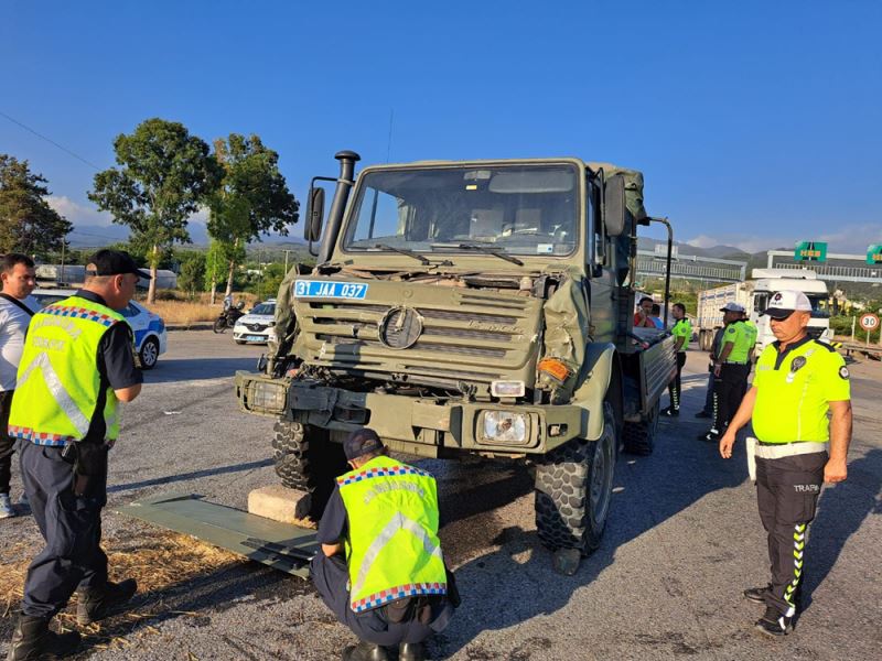 Askeri aracın tıra çarpması sonucu 10 asker yaralandı