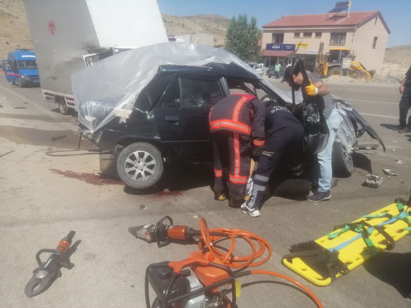 Otomobil ile kamyonetin çarpışması sonucu 2 kişi öldü, 2 kişi yaralandı