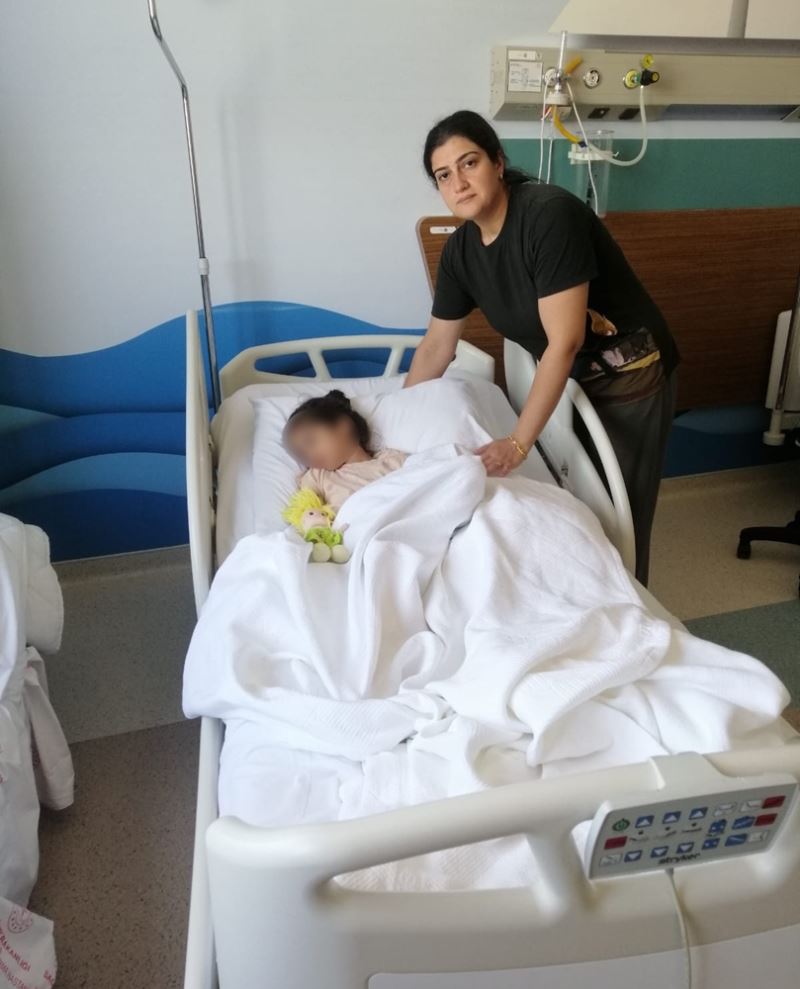 Evinin önünde oynarken yorgun mermi isabet eden çocuk yaralandı