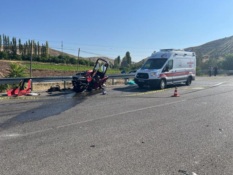 Tır ile çarpışan traktörün sürücüsü hayatını kaybetti