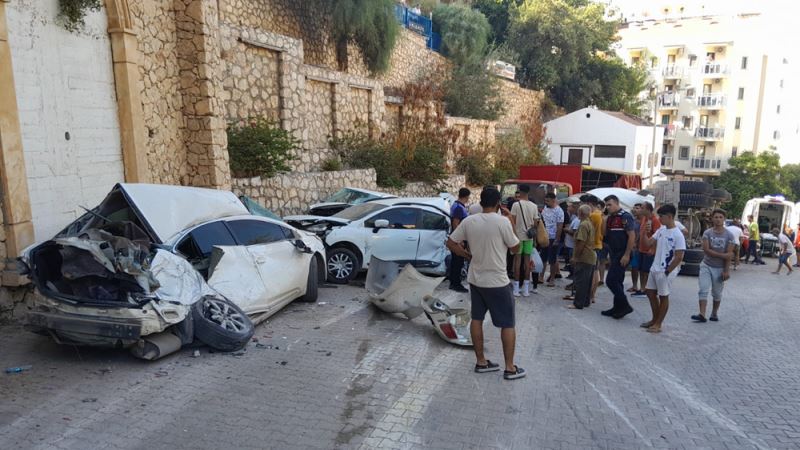 11 araca çarparak devrilen beton mikserinin şoförü yaralandı