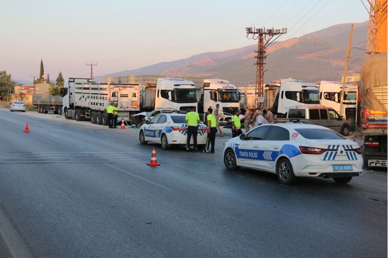 Park halindeki tıra çarpan otomobildeki 2 kişi hayatını kaybetti