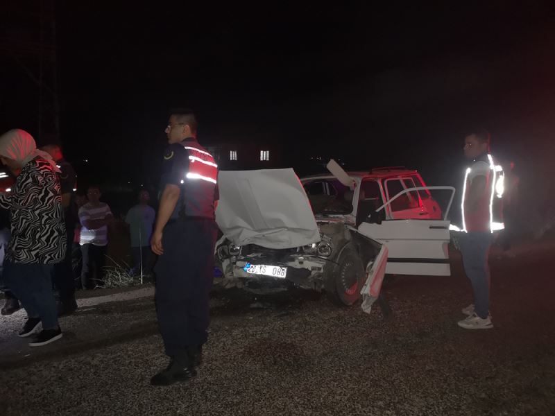 Hafif ticari araç ile otomobilin çarpışması sonucu 2 kişi öldü, 6 kişi yaralandı