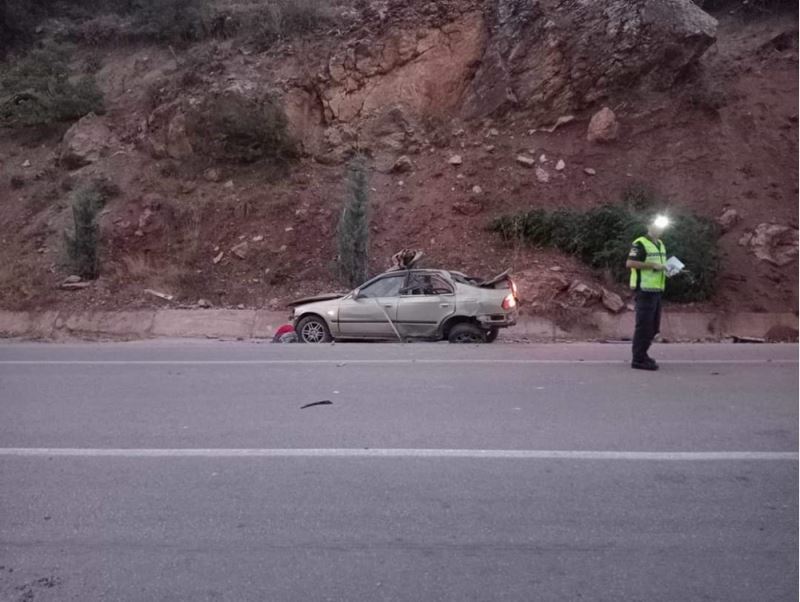 Devrilen otomobildeki 2 kişi öldü, 3 kişi yaralandı 