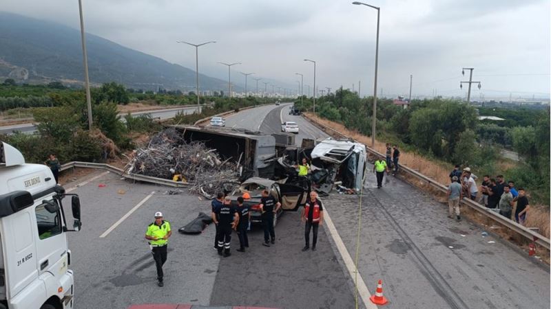 Devrilen tıra otomobil çarptı, 1 kişi öldü, 2 kişi yaralandı