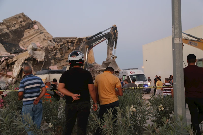 Yıkım sırasında çöken binanın altında kalan iş makinesi operatörü öldü