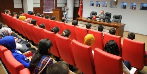 Vali Kocatepe öğrencilerle buluştu 