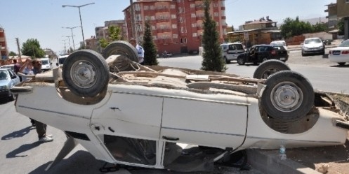 Otomobil Takla Attı; 2 Yaralı