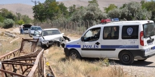 Otomobil Elektrik Direğine Çarptı; 1 Yaralı