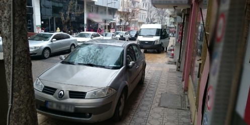 Kaldırımlar Otopark Oldu 